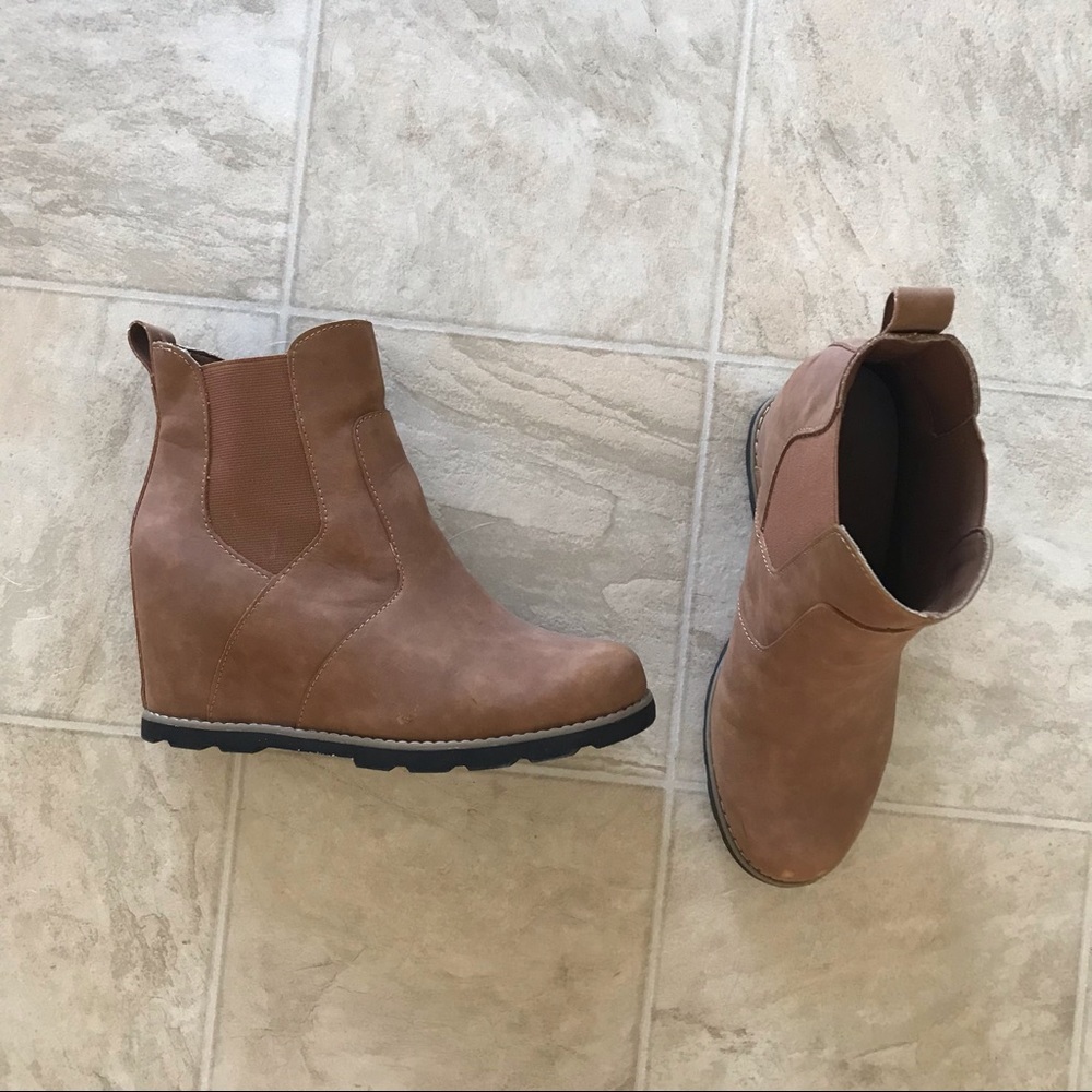 3/$8 Wedged Booties Universal Thread 9 1/2